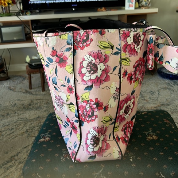 Betsey Johnson large tote floral pink 15 x 15 large Betsey Johnson bow 3 parts - Picture 2 of 9